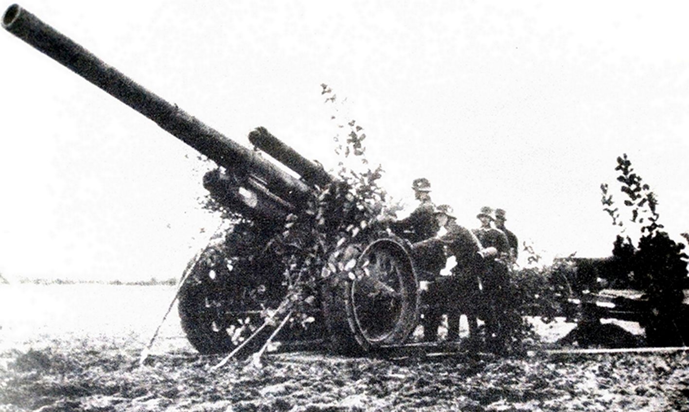 德军一门正在射击场上进行射击训练的150毫米s.FH18野战榴弹炮。