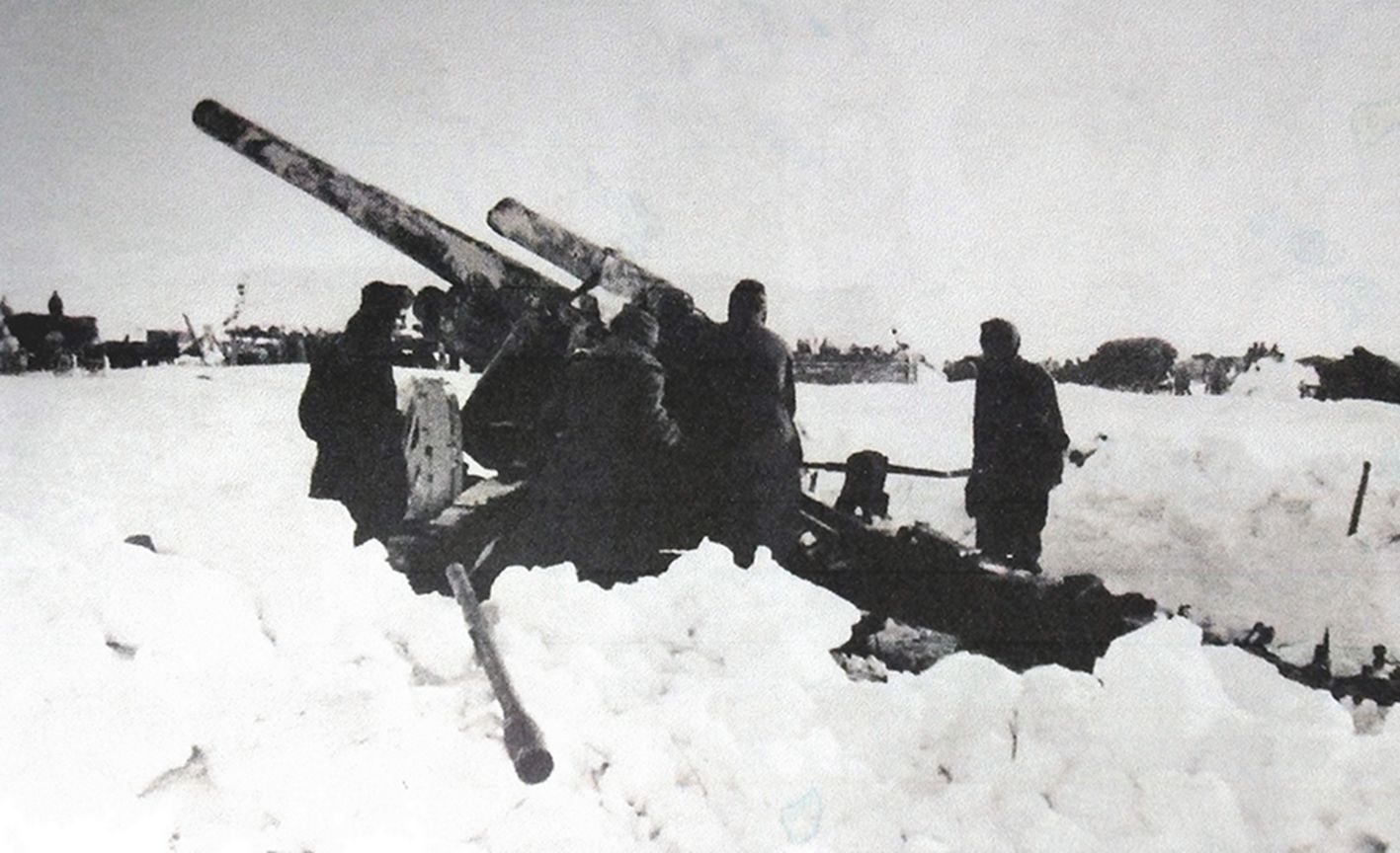 二战东线苏联战场，安放在冬季雪地中的一门150毫米s.FH18榴弹炮，为了加强隐蔽，炮组成员将积雪当作护墙板堆放。炮管也被粉刷成斑点状。