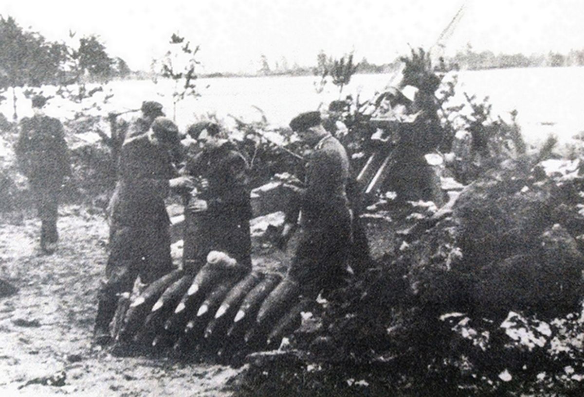1944年2月，二战东线战场，德军一个150毫米s.FH18榴弹炮阵地。炮长刚刚接收了弹药部门交付的32发高爆炮弹，计划于黎明时进行反击用。