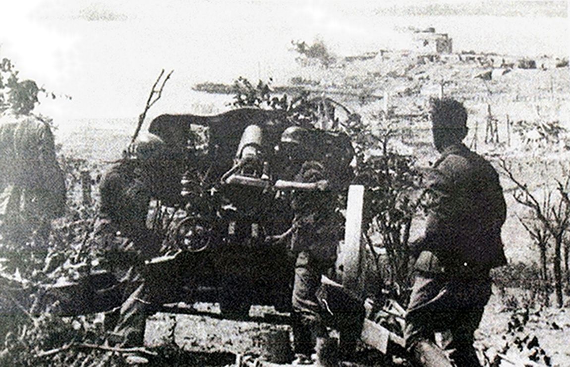 1942年7月，东线苏联战场，德军正在用150毫米s.FH18榴弹炮对塞瓦斯托波尔的塞凡堡要塞群进行猛烈轰击。