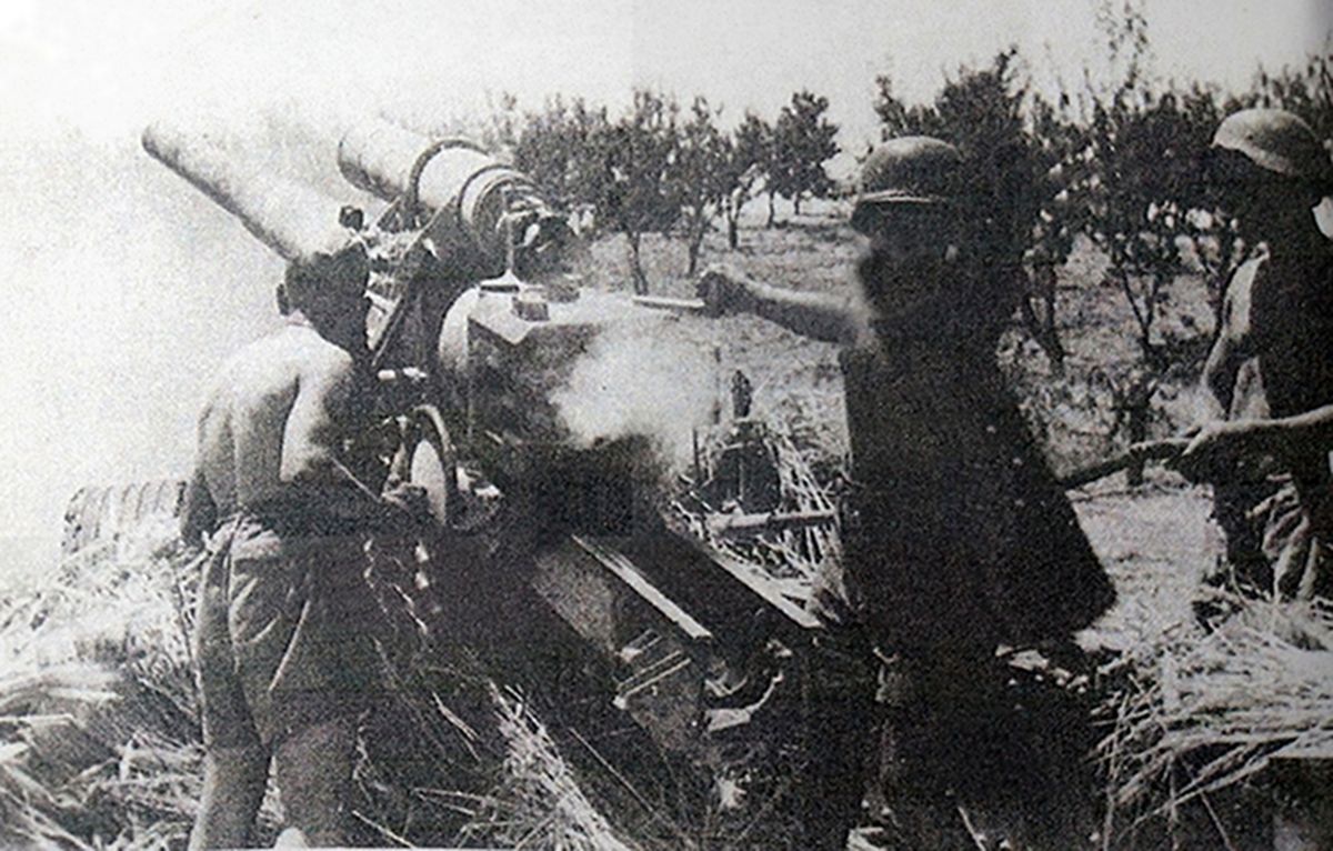 1944年，西线意大利战场，德军正在意大利里米尼（意大利语：Rimini）前线附近用150毫米s.FH18榴弹炮向对方阵地开炮射击。