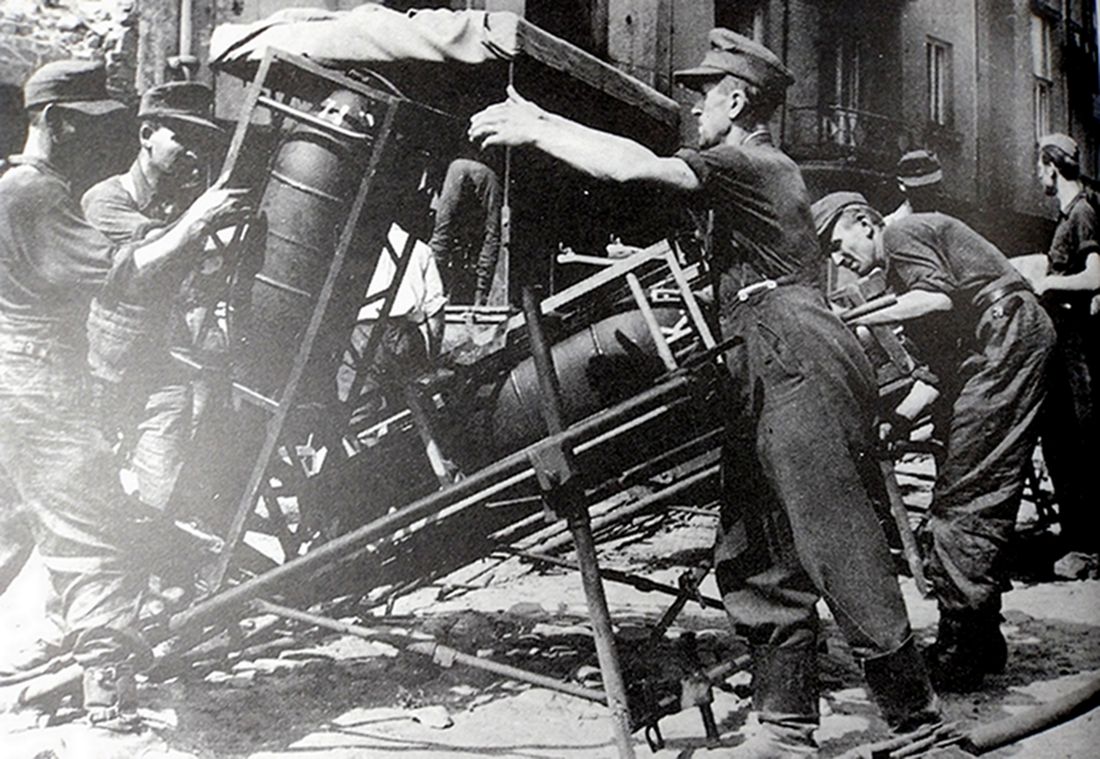 1944年波兰，为了镇压华沙起义，德军正在华沙街道上安装sWG40型火箭弹发射架，他们将多个40型单体发射架放置在金属的底架上，成为一个由多个火箭弹发射架组成的火箭弹发射装置；图中使用的火箭弹是320毫米口径燃烧弹。
