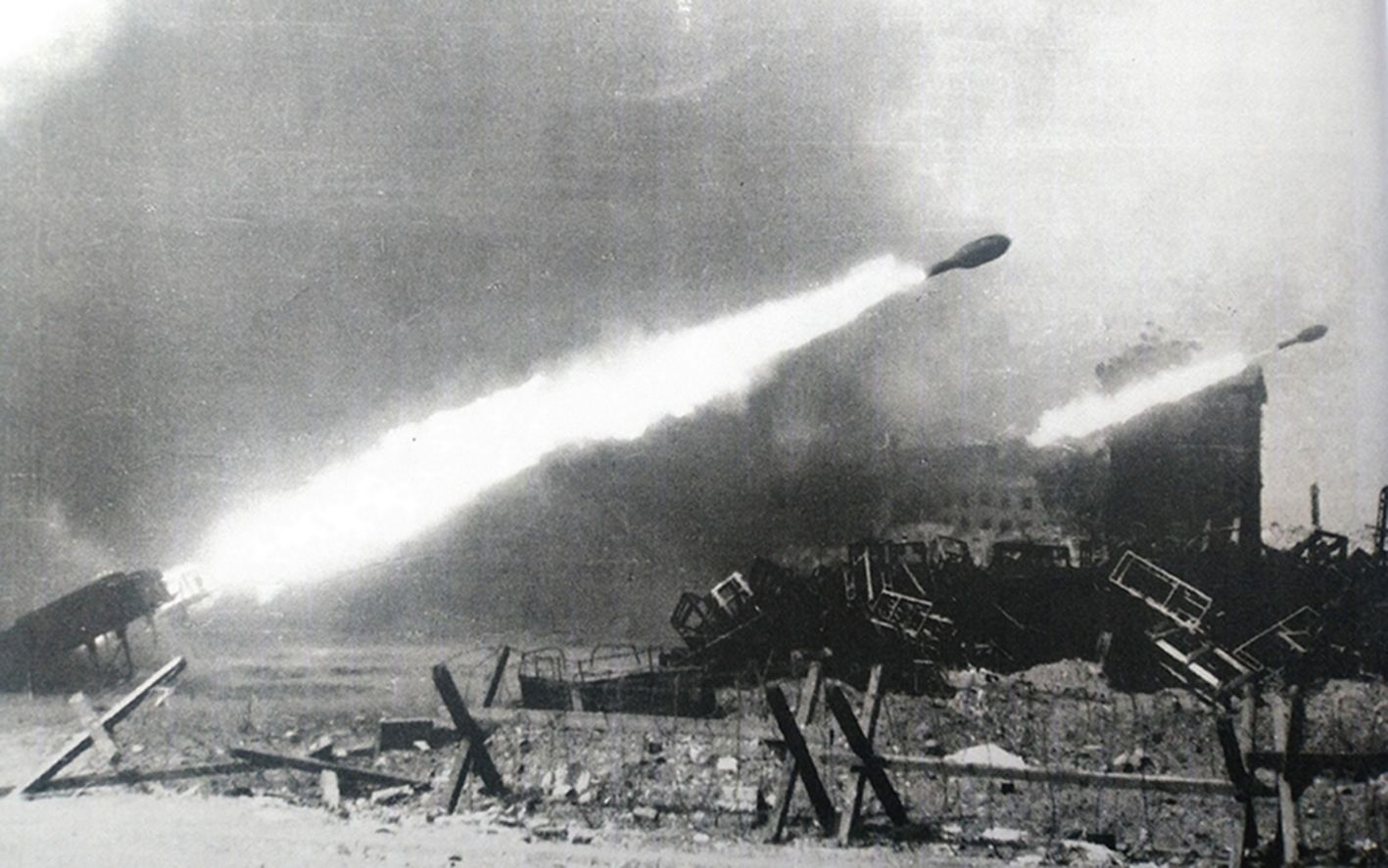 1944年波兰，德军用sWG40型和sWG41型火箭弹发射架向华沙起义的市民发射高爆弹与燃烧弹，地面上还可以见到很多使用过的木制发射架。