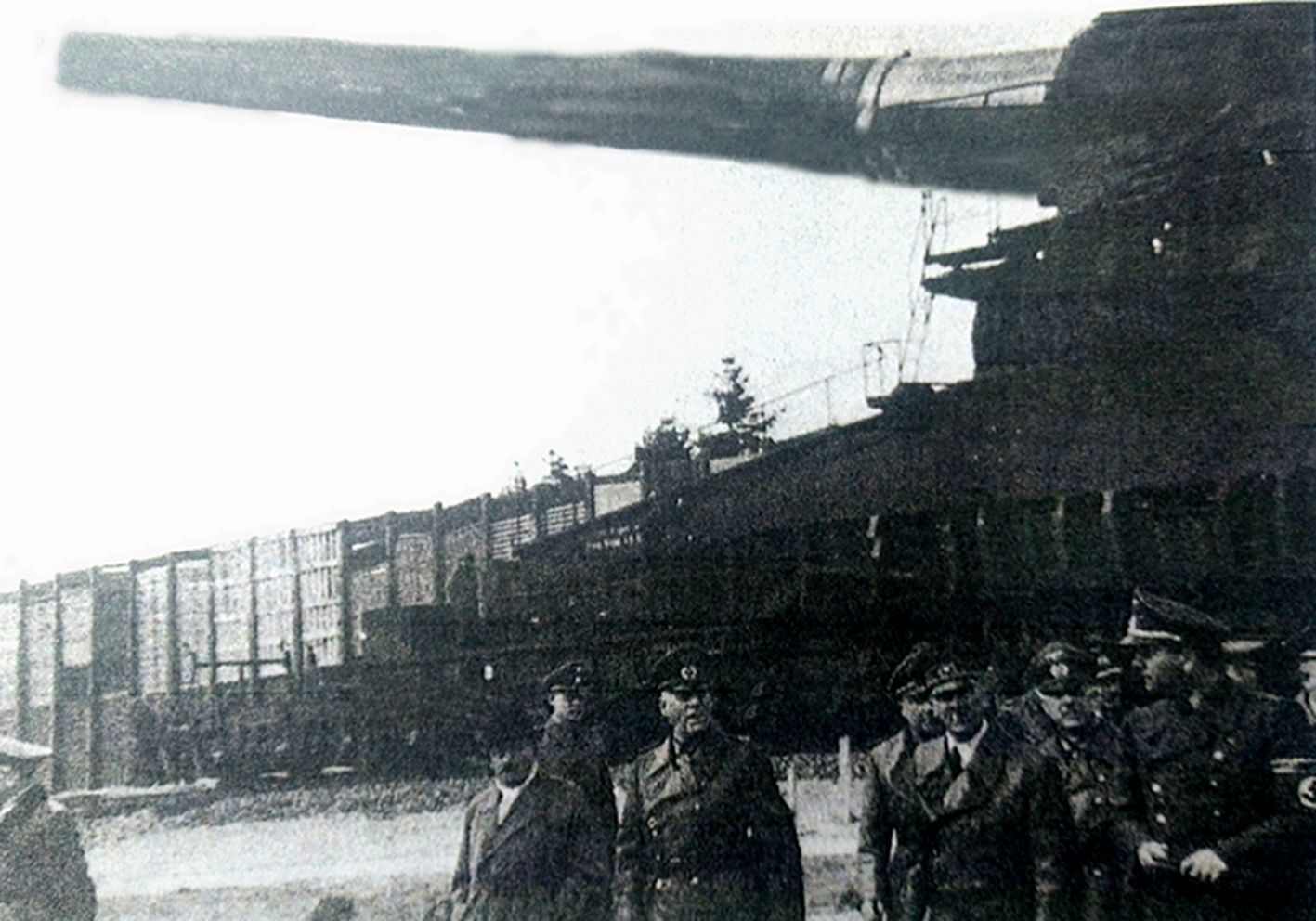 1942年3月,800毫米K(E)「古斯塔夫」列车巨炮刚完成测试,在鲁根瓦尔德训练场上,德军军官在向希特勒介绍这门巨炮。