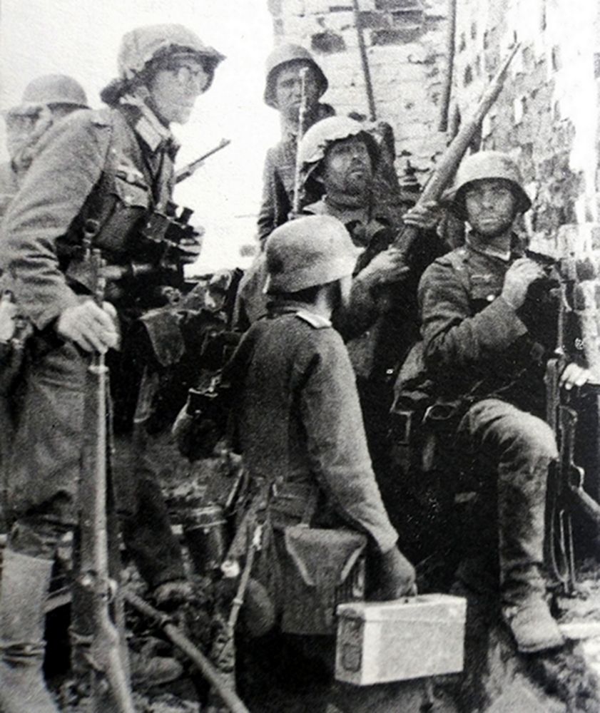 1942年9月,东线苏联战场,其时德军正在斯大林格勒与苏军展开巷战,一个配备着机枪、冲锋枪与98K步枪的德军战斗小队正在红十月兵工厂工人宿舍的废墟上准备下一步的作战动作。显然,在巷战中,由于受到苏军阻击手的威胁,德军的进攻频频受阻。