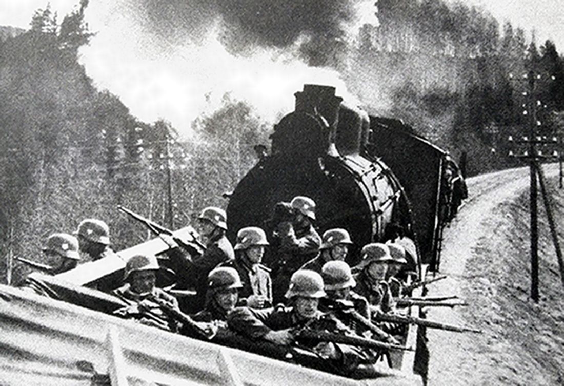 1942年,东线苏联战场,一列火车搭载德军部队赶往前线,在敞开车厢中,士兵全部端着98K步枪紧张地向铁道两侧作战斗戒备,以防苏联游击队的突然袭击。1942年秋天,在苏联德军占领区内已有近20万支游击队,他们在莫斯科的游击中央司令部指导下,对德军运输线进行了大量破坏与袭击,给德军的兵员与武器装备运输造成了极大威胁。