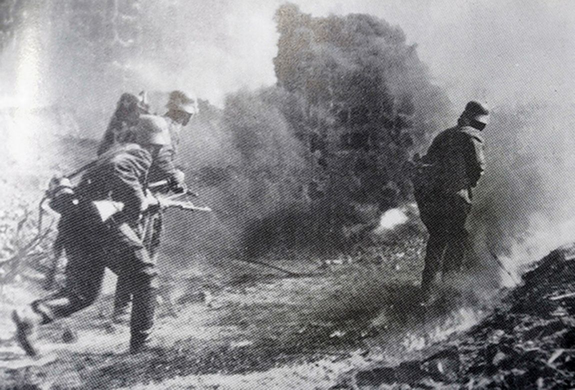 1943年,东线苏联战场,在苏军前赴后继的抵抗下,战场态势已开始逆转,德军的进攻受到越来越顽强的抵抗。图中在一名手持98K步枪的德军士兵的掩护下,德军喷火兵使用喷火器向苏军阵地进攻,以期摧毁苏军的坚固工事。