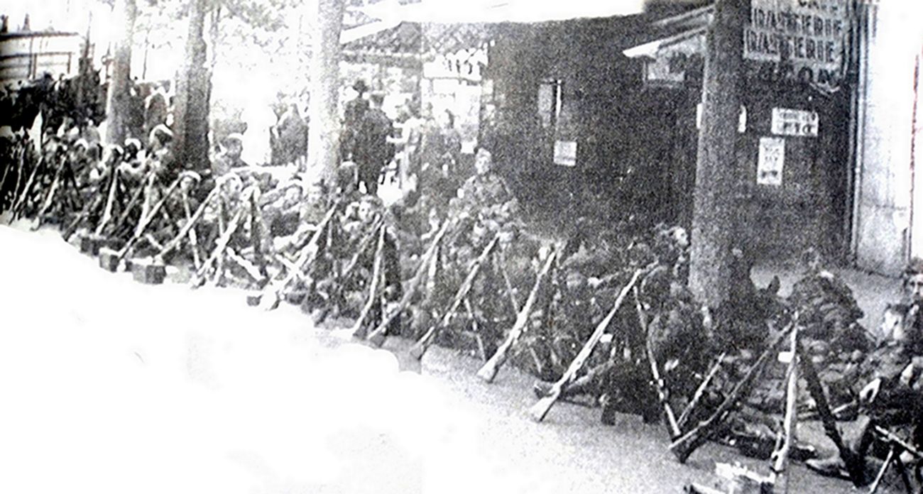 1940年6月底,西线法国战场,德军第8步兵师的士兵在巴黎的一个咖啡厅门前休息,98K步枪三支一组枪口向上支撑着一排整齐地放在队伍前面,这也是为了在紧急行动时士兵能迅速有序地拿起步枪集合,可见当时的德军整体军事素质还是不错的。在二战初期,由于冲锋枪与自动步枪尚在研发,所以德军步兵基本上都是配备98K步枪。