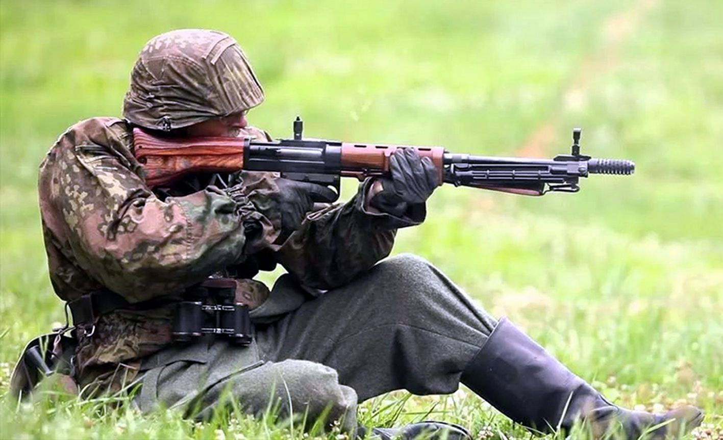 一名持FG42伞兵步枪作坐姿射击状的德军伞兵。