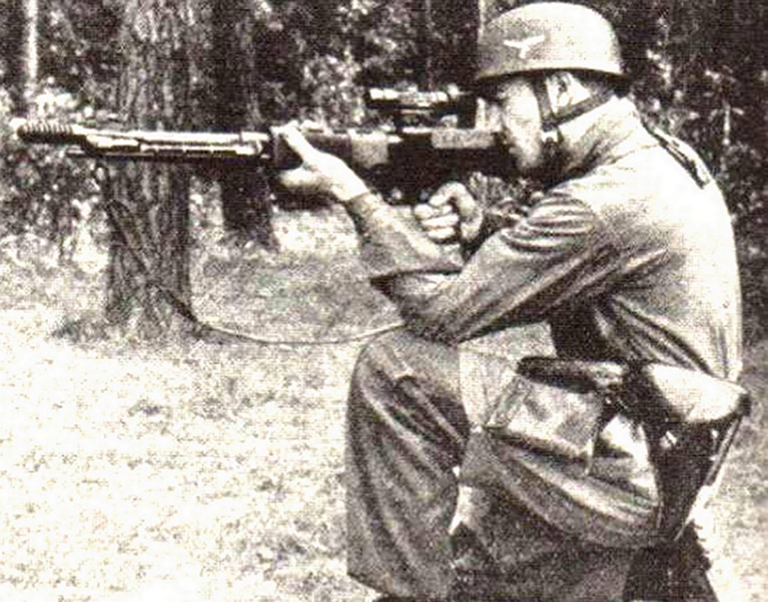 一名持FG42伞兵步枪作跪姿射击状的德军伞兵。