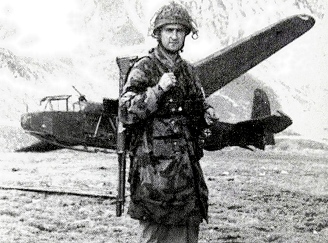 1943年9月12日,一支由德军第2伞兵师第7伞兵团和武装党卫军502猎兵团组成的突击队在党卫军特种兵上尉奥托·斯科尔兹内的带领下,乘坐9架滑翔机潜入意大利亚宁平山区的大萨索山帝王台,解救出被囚禁的意大利独裁者墨索里尼,这就是有名的「橡树」行动。图中是一名站在滑翔机前身背FG42伞兵步枪的德军伞兵。