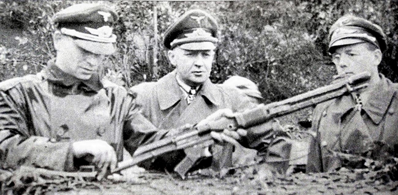 1943年12月,德国第11伞兵军军长斯图登特伞兵上将到意大利前线的伞兵部队视察,一名陪同的军官向他展示士兵新配备的FG42伞兵步枪。