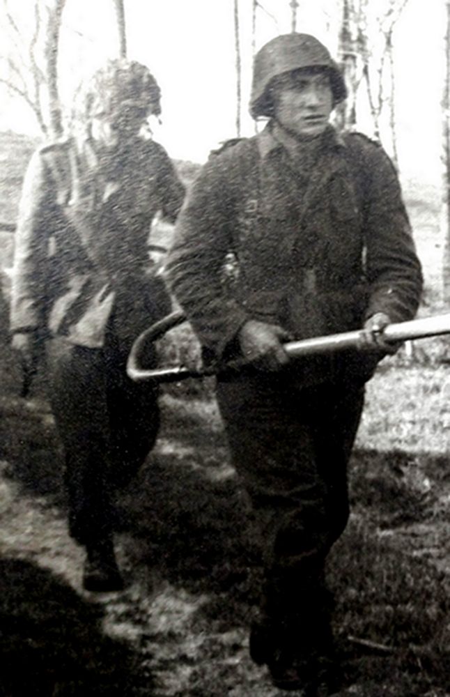 1944年,西线意大利战场,装备41s型火焰喷射器的两名德军士兵正在战场中行进,跟随在后的士兵手中拿着一把手枪为前方工兵作保护。