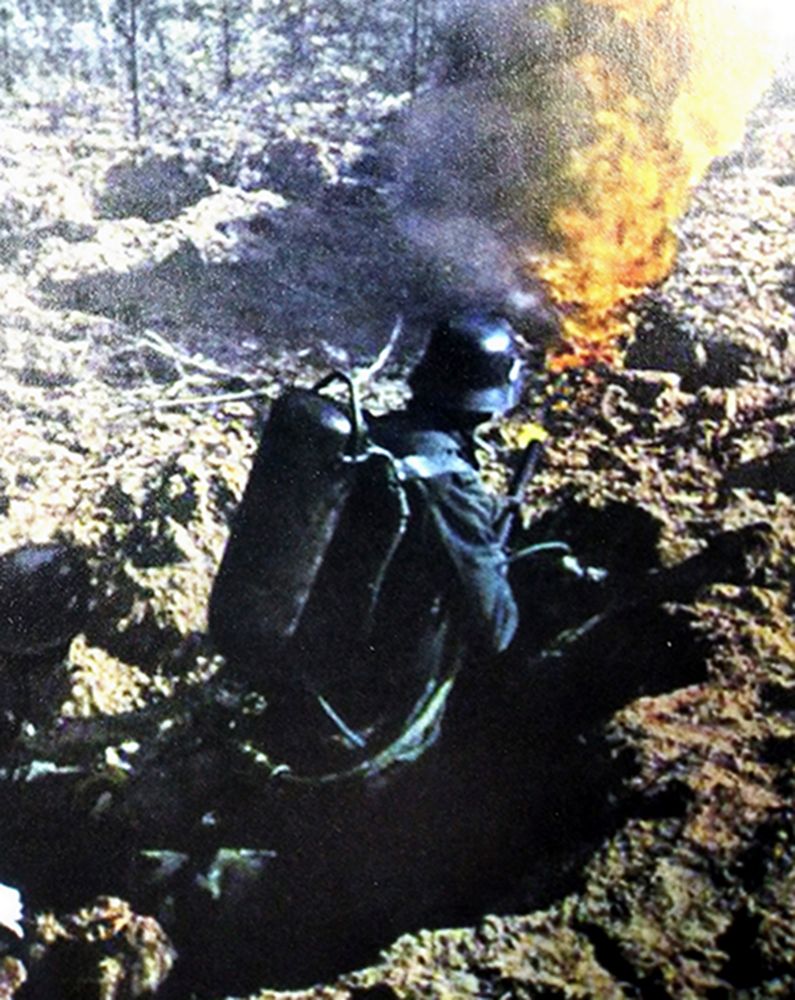 1940年,西线法国战场,德军工兵正在使用34/35型火焰喷射器摧毁法军的坚固工事。