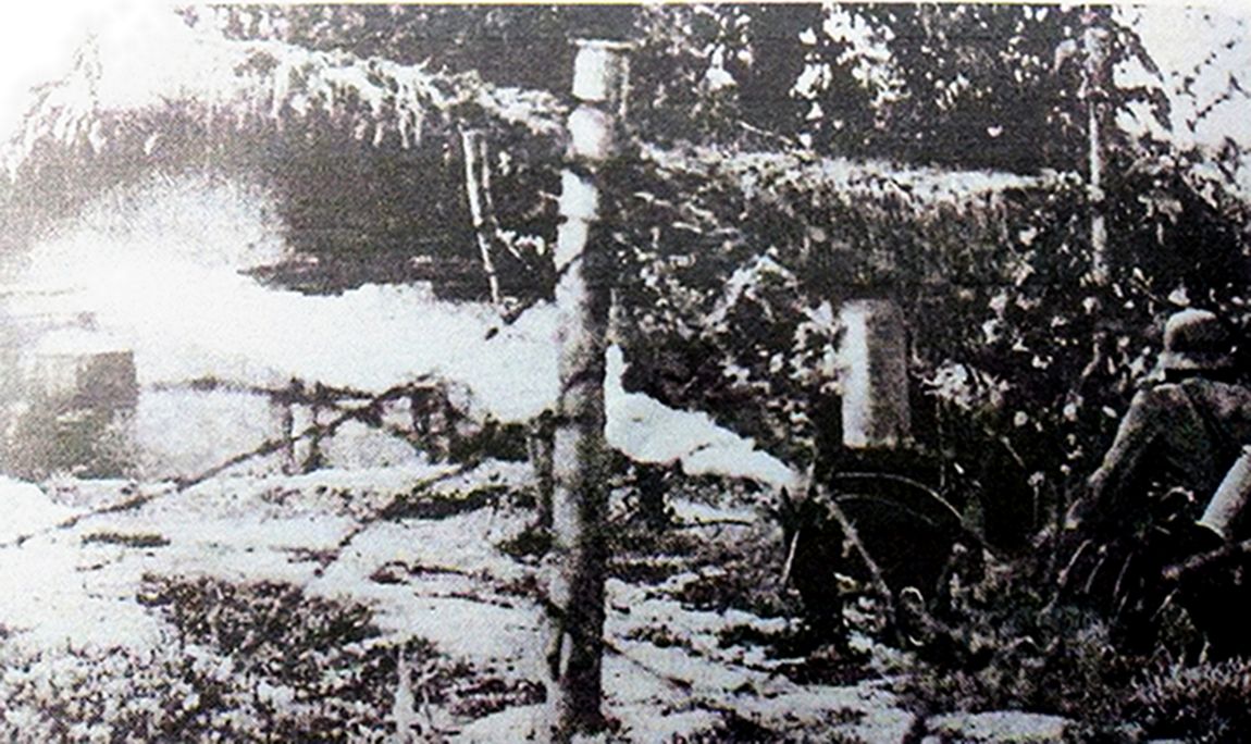 1941年,西线巴尔干半岛战场,在山间树林中,为了消灭隐藏在屋内抵抗的对手,德军正用34/35型火焰喷射器向一小屋喷火。