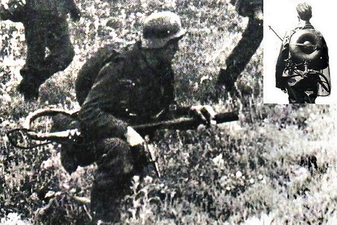 1941年,东线战场上一名装备40型火焰喷射器的德军士兵。40型火焰喷射器是德军在1940年研制,与其它型号火焰喷射器最大区别是其储油罐是一个环形,压缩气罐放在环形储油罐的中间。该装备重量为21.3公斤,燃油储量为7.5升,但由于其储油罐过于单薄,在战场上极易被击穿,因此只生产了少量便停产,但也有一些装备了部队,并在东线战场上参加过作战。