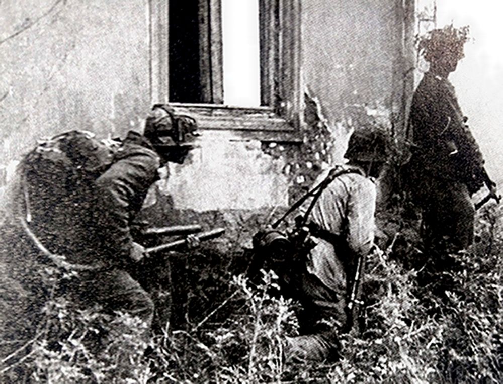 1942年,东线苏联战场,在手持冲锋枪的德军士兵掩护下,一名装备41型火焰喷射器的德军工兵正准备投入战斗。