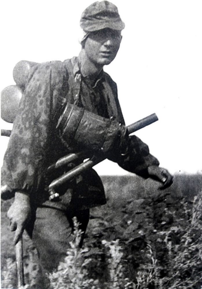 1943年,在东线苏联战场库尔斯克地区作战的一名装备41型火焰喷射器的德国武装党卫军士兵。