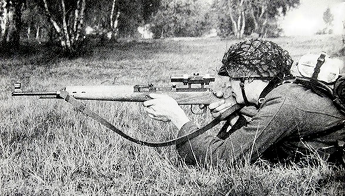 1943年10月,德国一间步兵学校射击场上,一名德军士兵正在进行G43半自动步枪的测试。
