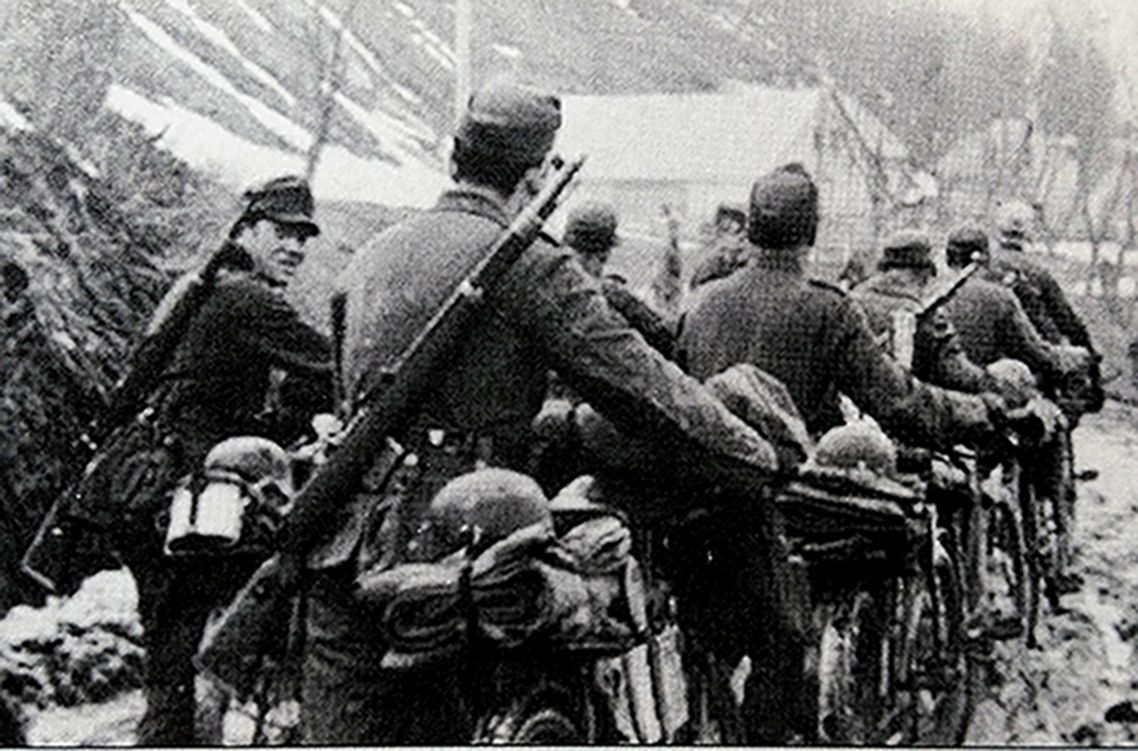 1943年冬天,西线意大利战场,德军一支自行车部队在泥泞山路上行进。队伍后方的一名士兵背着G41半自动步枪。