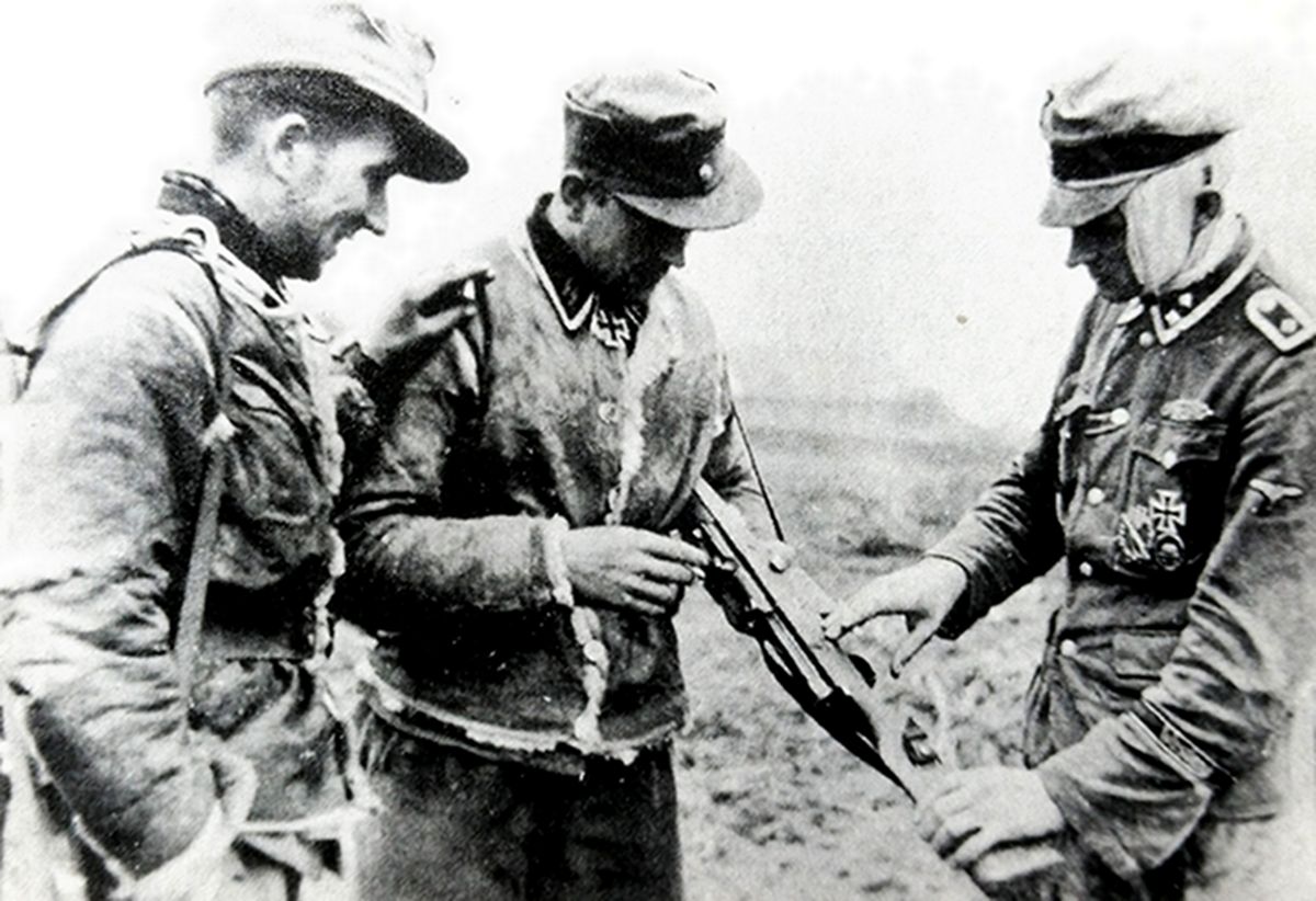 1944年2月,东线苏联战场,「切尔卡瑟」战役结束后,从苏军包围圈中突围出来的一名德国武装党卫军中士向一名连长讲述突围战斗中的激烈战况,连其手中的G41半自动步枪也都中弹了。