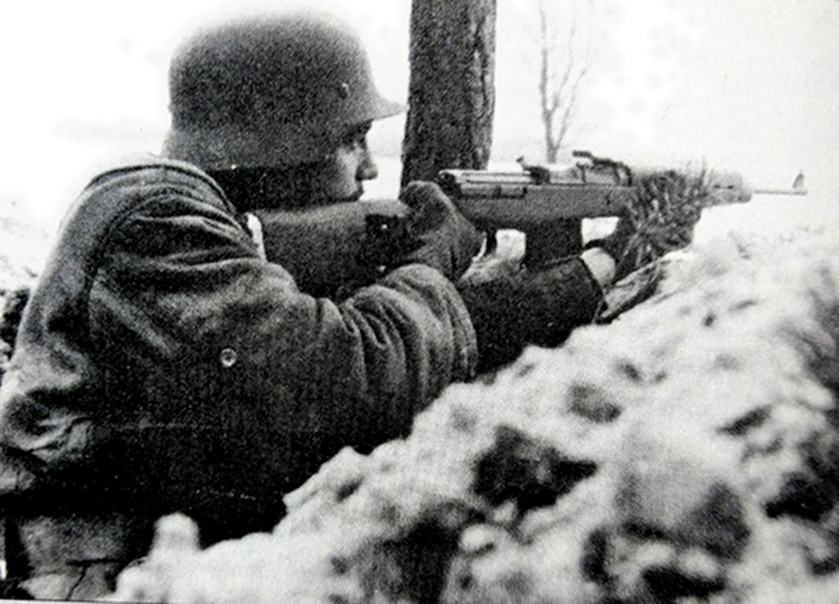 1944年冬天,东线战场,一名德军士兵在战壕中用G43半自动步枪抵抗苏军进攻。