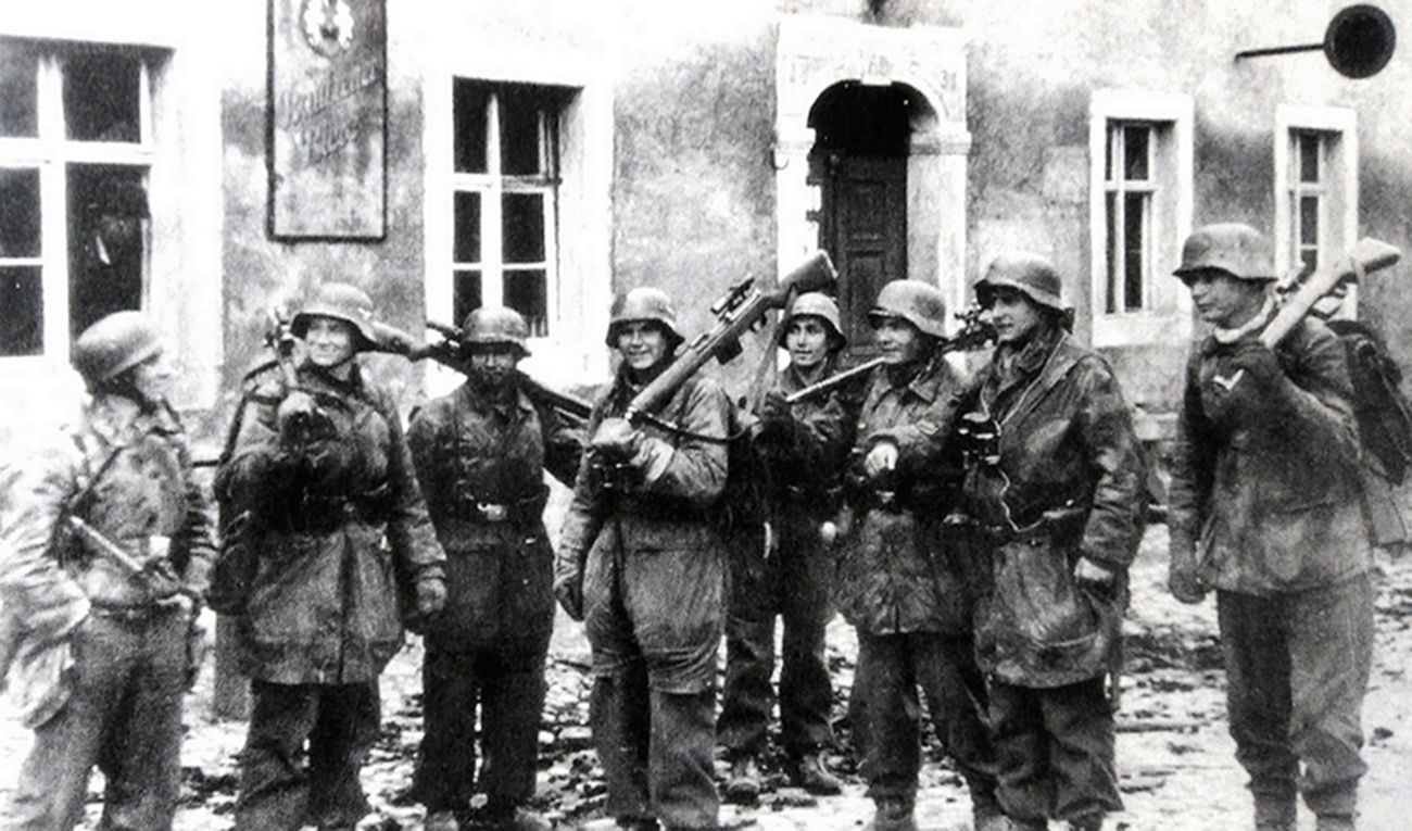 1945年春天,德国本土战场,聚集一处的几位德军「赫尔曼·戈林」师狙击枪手,他们大部分配备的都是带光学瞄准镜的G43半自动步枪。