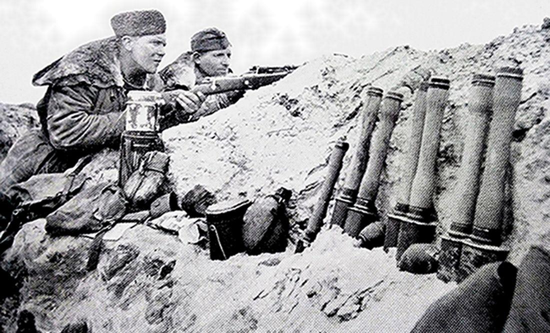 1944年,东线波兰战场,为了抵御苏军进攻,两名德国武装党卫军士兵坚守在战壕中,战壕边上放有多枚M24长柄手榴弹。