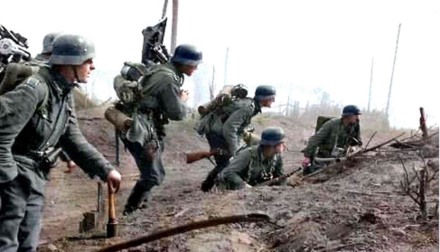 1942年,东线苏联战场斯大林格勒,一支德军迫击炮分队占据一处废墟准备继续向苏军阵地发动进攻。图中左边那名德军拿着柱地的是一枚M24长柄手榴弹,其它士兵拿着98K步枪,主要作为炮队的自身防卫用,当炮弹打光后也可用作进攻。