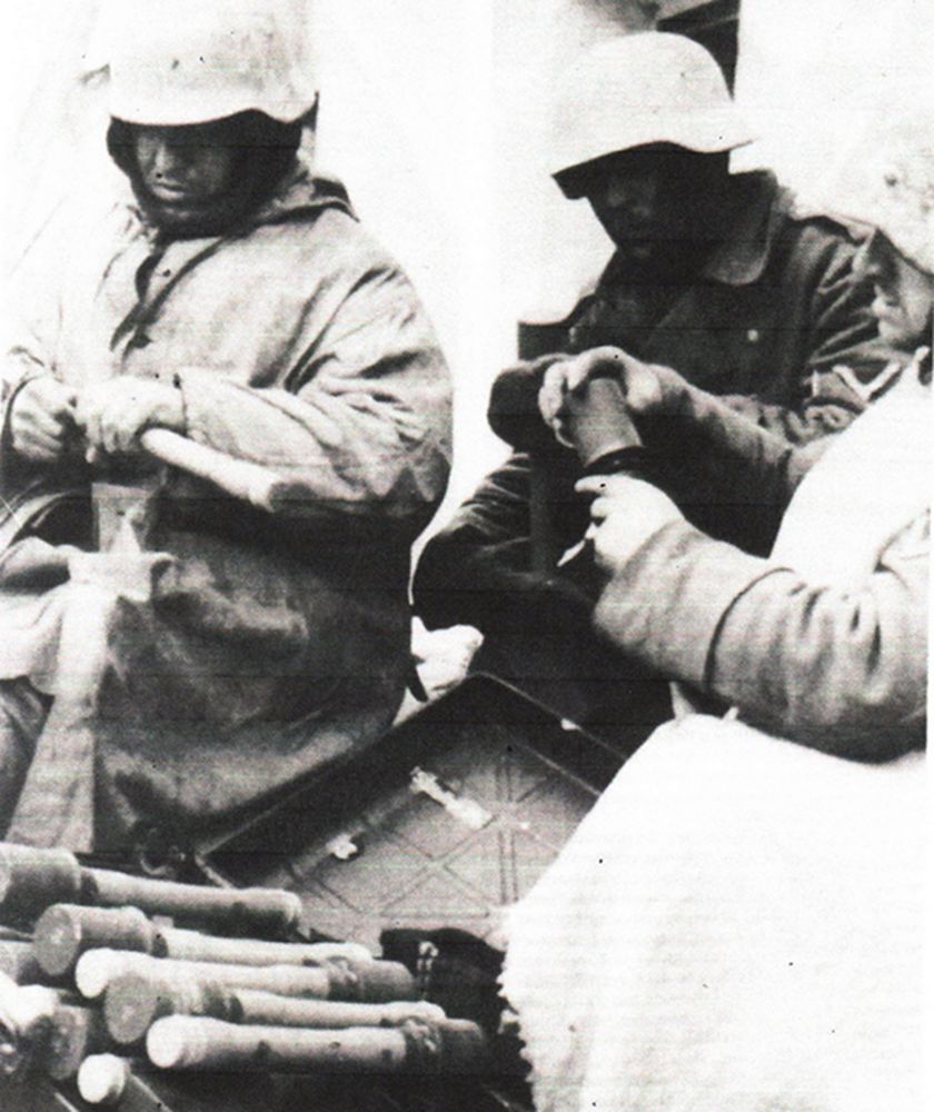 几名德军士兵正在装配M24长柄手榴弹。M24手榴弹体积较大,在战斗中德国士兵通常将其插在皮带上或插入长筒军靴中。大量搬运时使用一种薄金属板冲压的包装箱,每箱可以容纳14枚。