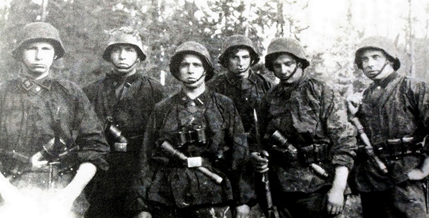 1941年夏秋之际,东线苏联战场上「巴巴罗萨」行动早期阶段的一个德军MG34机枪组成员合照。这些德军腰部插着的都是M24长柄手榴弹。