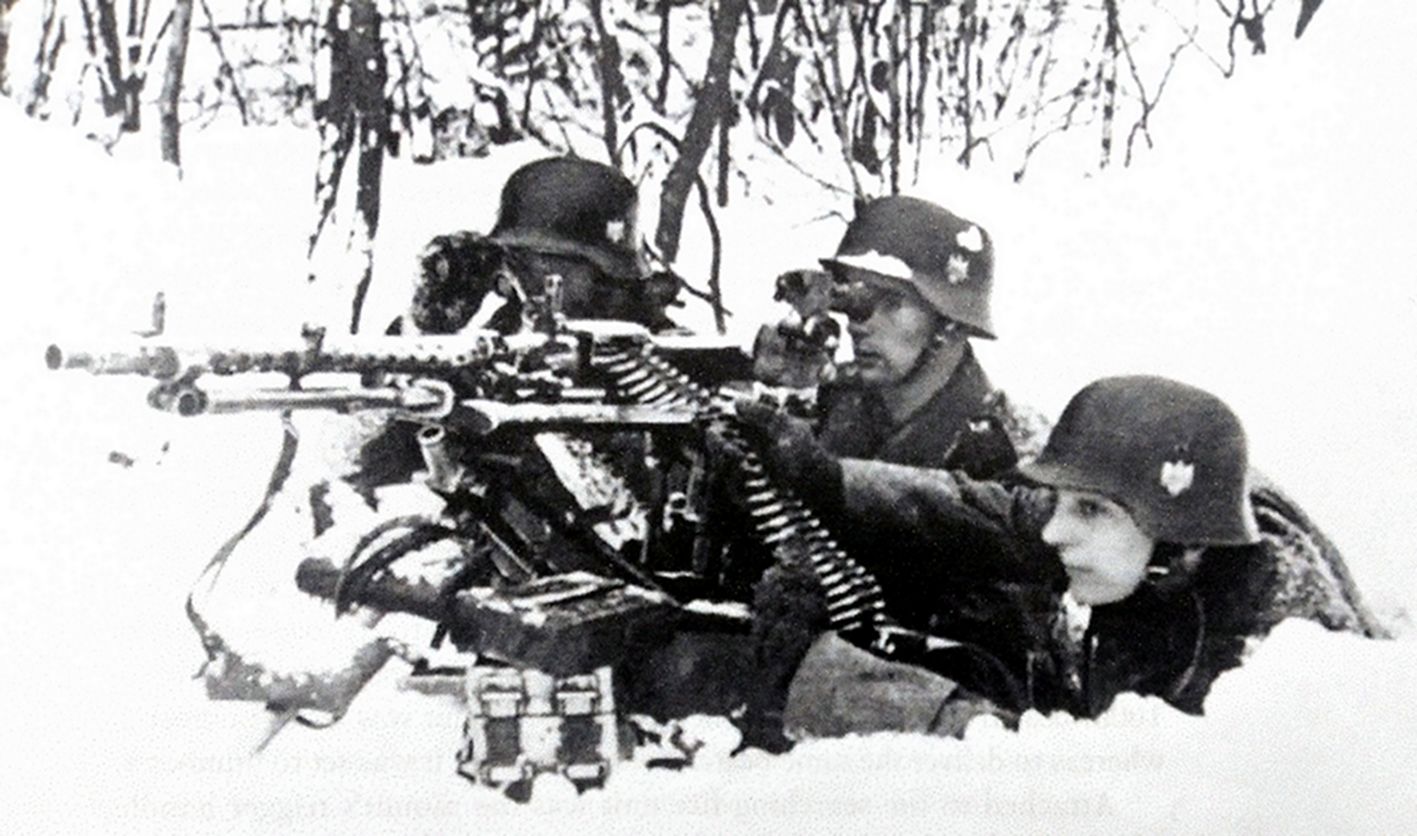 1942年冬天，东线苏联战场，雪地树林中，德军一个MG34重机枪组正在作战斗警戒，随时准备为德军步兵提供火力支援。在这样的冬季条件下作战，对机枪组提出了严峻的挑战，关键问题是要防止枪的运动部件在冰冷的情况下结冰，因此严格按操作程序射击和采取正确的存放方法是十分重要的。