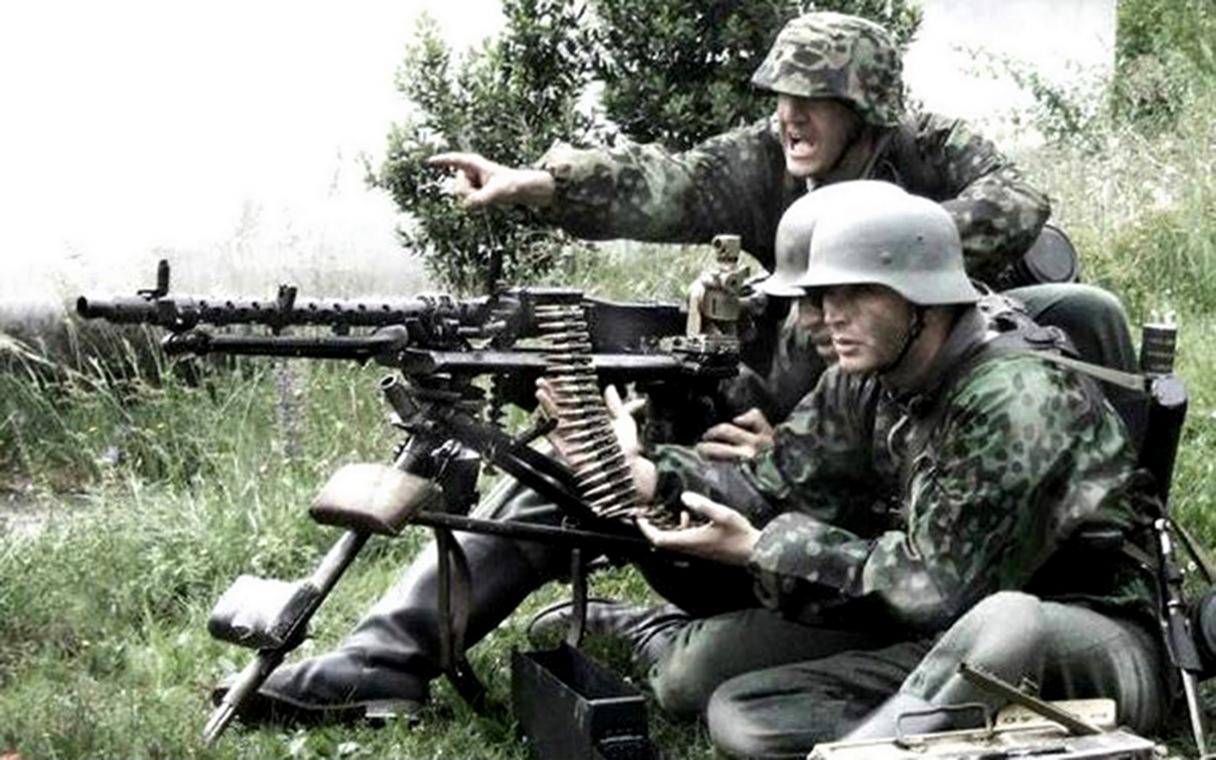 二战战场上，正在射击的一个德军MG34重机枪组。