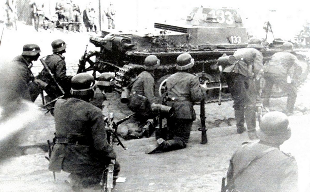 1939年，在入侵波兰期间，一个德国步兵分队跟随在一辆Ⅰ号坦克后面，准备对波兰军队发动进攻，其中后面一名士兵紧握着一挺MG34机枪。在二战初期，MG34机枪是德军步兵必配的主要火力压制武器。