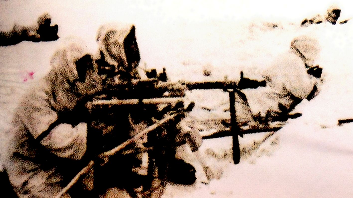 1942年2月，在大雪纷飞的东线苏联战场，德军近10万人被苏联西北方面军包围在杰米扬斯克地区。包围圈内，德国武装党卫军第3「骷髅」装甲师的一个MG34机枪组正在雪地中为突围德军提供火力支援。图中的德军都穿着带头套的白色防寒风雨衣作战，可见当时的气温之低和风雪之大。