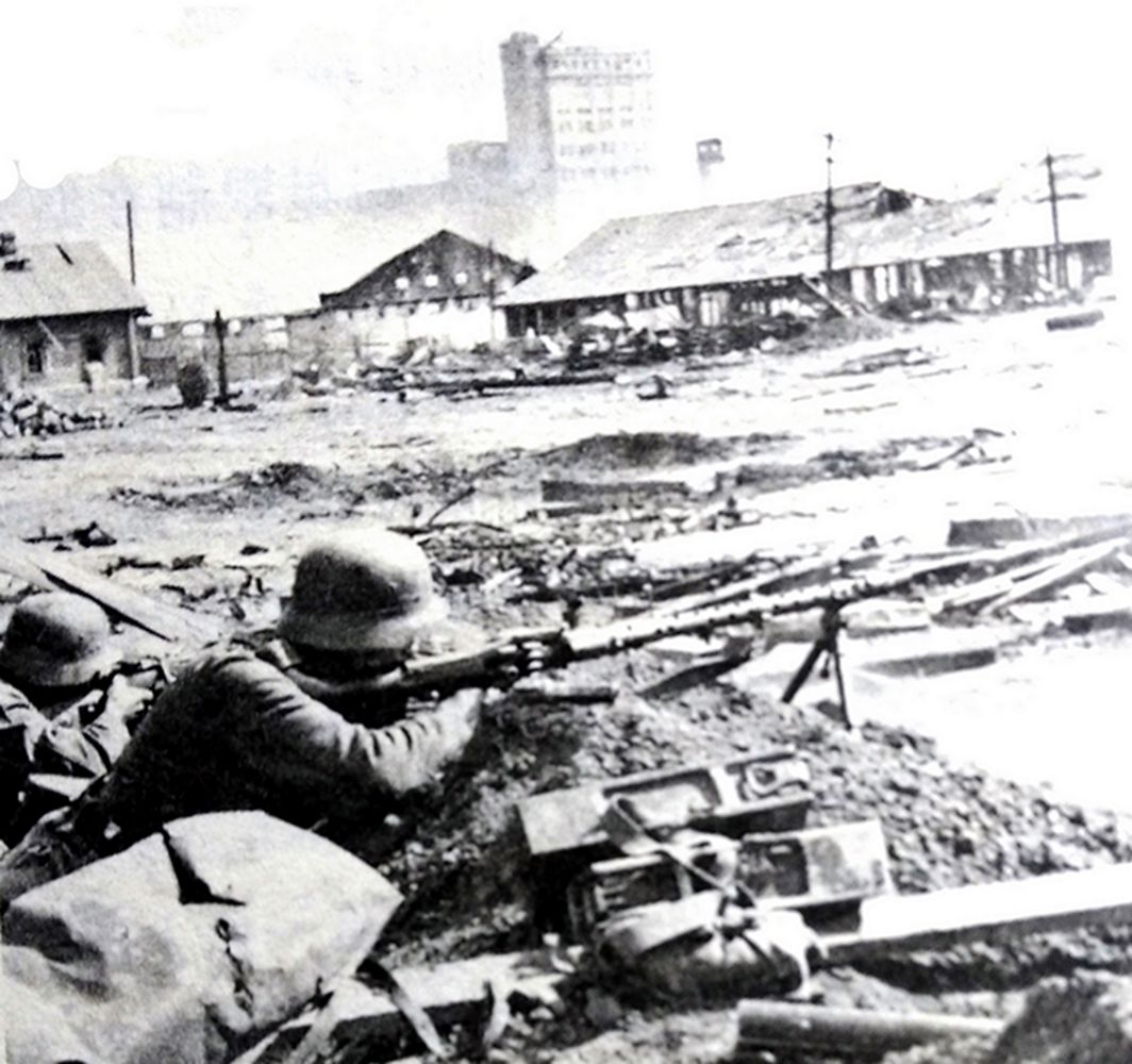 1942年秋天，东线苏联战场斯大林格勒，德军一个MG34机枪组在一个谷仓附近为进攻德军提供火力支援。在这个谷仓阵地中，50名苏军曾抵挡了德军三个师的轮番进攻。