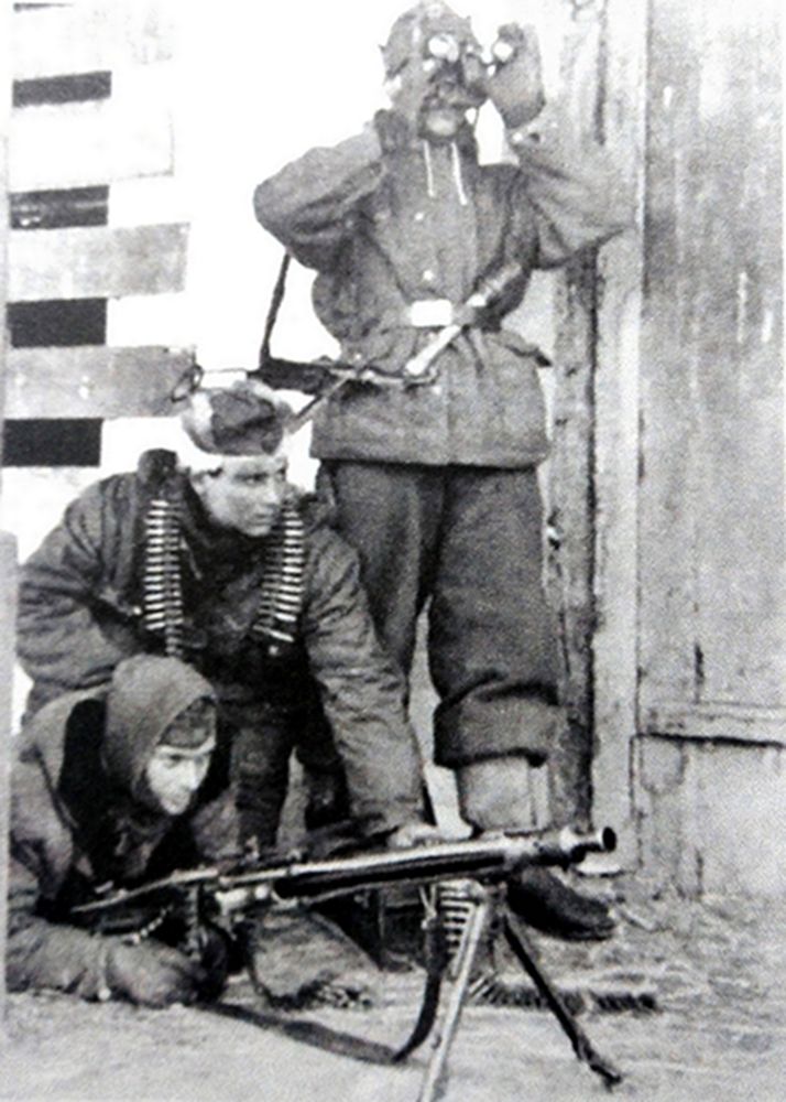 1943年3月,东线苏联战场哈尔科夫,纳粹德国武装党卫军的一个MG42机枪组正随时准备投入战斗,一名德军正用望远镜观察着前方战况。同年2月,苏军通过强攻收复了哈尔科夫,但到了3月,德军在曼施坦因的率领下进行了反击,经过激烈的巷战争夺,德军在3月中旬又重新攻占了哈尔科夫城。