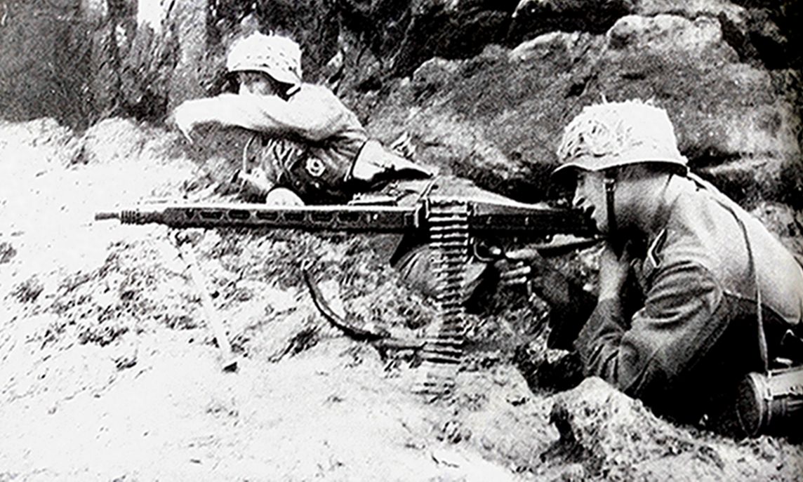 1944年6月,西线战场,在法国诺曼底地区奥马尔海滩防御作战的德军352步兵师的MG42机枪手。