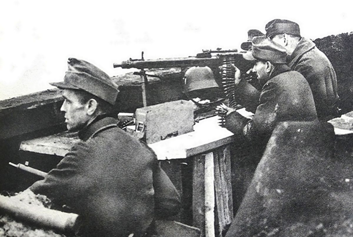 1945年,东线战场德国本土,一个德军MG42机枪组正在奥得河沿岸防御,此时,苏联白俄罗斯第一方面军在朱可夫元帅率领下正在抢攻奥得河桥头堡。