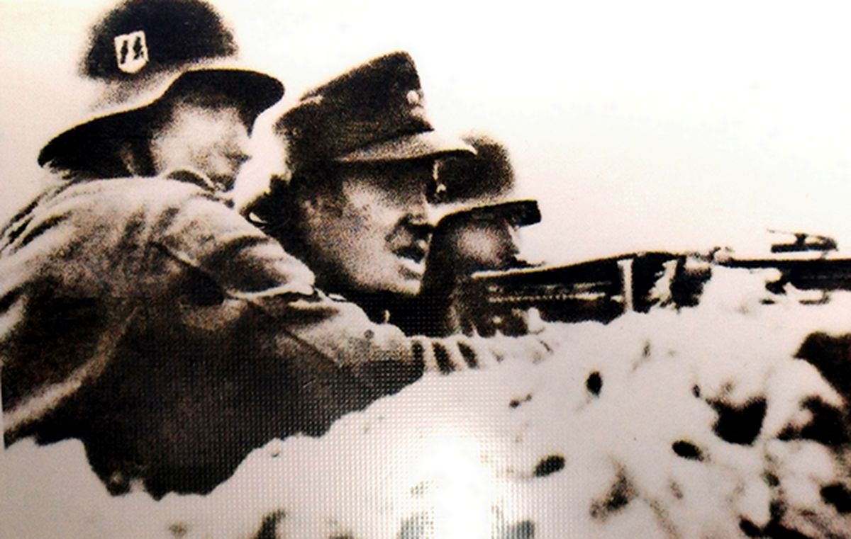 1944年8月,东线战场波兰华沙城附近,正在紧张地作战斗戒备的德国武装党卫军第3「骷髅」装甲师的一个MG42机枪组。