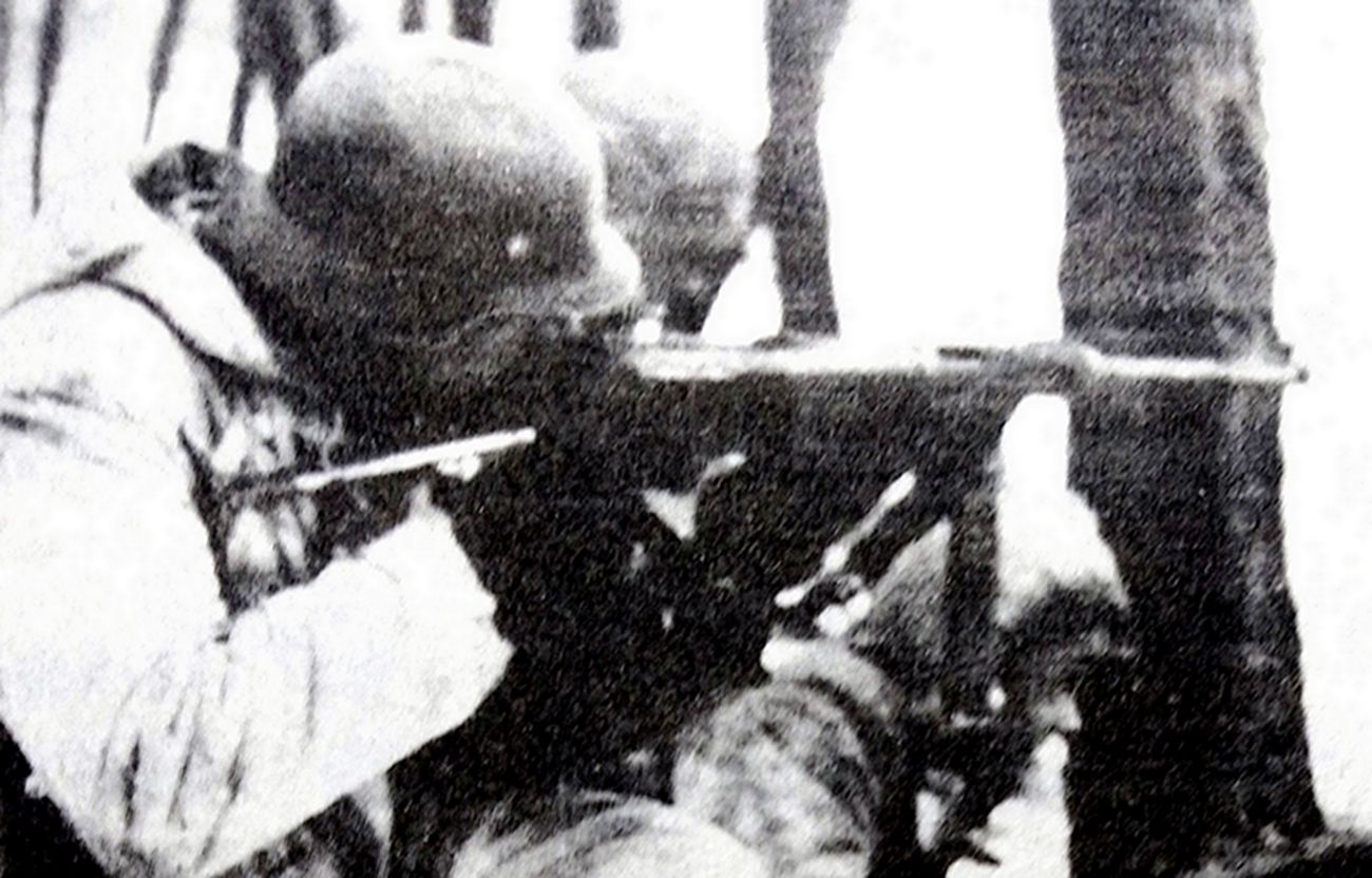 1942年2月,东线苏联战场,一名德军士兵正手持MP40冲锋枪向苏军射击。