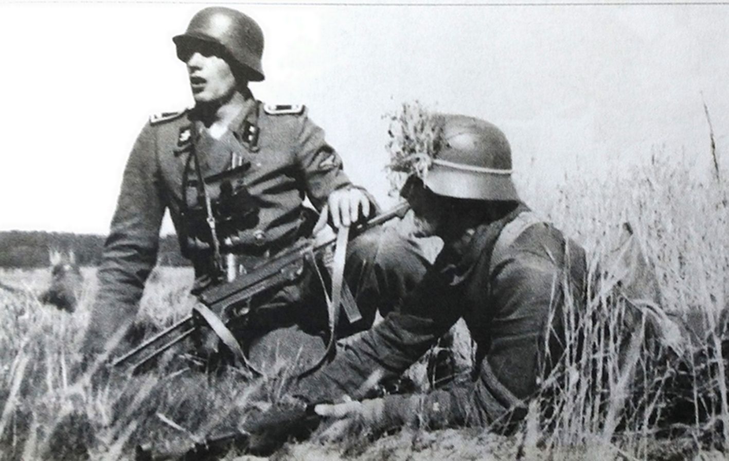 1941年夏天,东线苏联战场,「巴巴罗萨」行动中2名配备MP38冲锋枪的武装党卫军士兵,此时虽然MP38/40冲锋枪远未满足部队需求,但不少一线士兵班都已配备至少2名的MP38/40冲锋枪手。