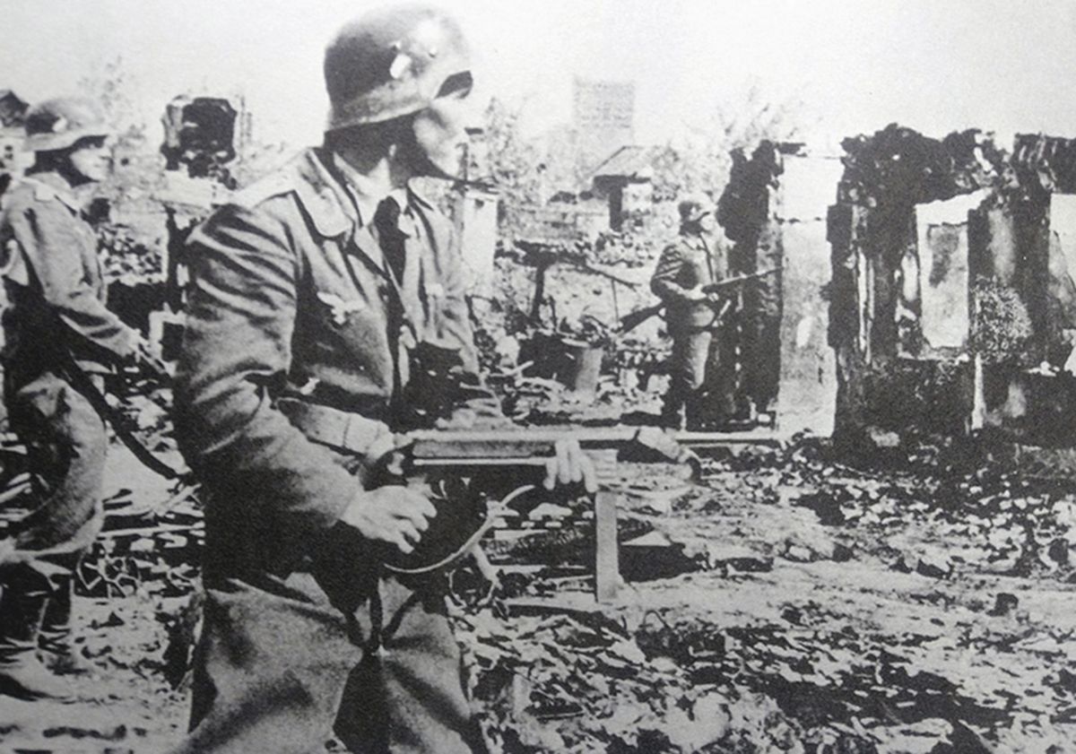 1942年9月,东线苏联战场斯大林格勒,手持MP40冲锋枪的德军士兵正在城区中已成废墟的楼房外,与苏军进行一楼一街的争夺。