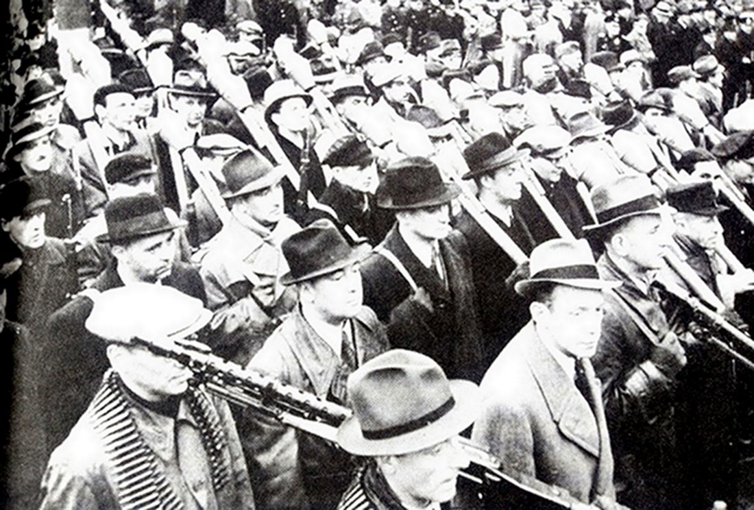 一张广为流传的照片:1945年德国柏林街头,大群「人民冲锋队」的德国人肩扛铁拳60反坦克榴弹发射器在听戈培尔的战斗动员。注:二战末期,德国将16至60岁的德国公民组成「人民冲锋队」(有译为「国民突击队」),部署在德国各城镇配合军队作战,「人民冲锋队」由各地区的纳粹党组织领导,组织有数百个战斗营,参与了德国本土不少城市的战斗,但用这些毫无作战经验的人员去抵挡苏军与盟军的铁甲进攻洪流,就是直接去送死而已。
