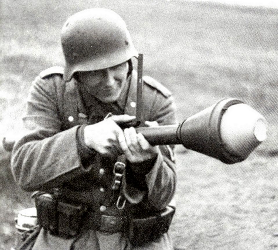 1944年春,东线苏联战场乌克兰南部地区,一名德军士兵手持铁拳反坦克榴弹发射器进行发射训练。由于铁拳发射有很大的自伤危险性,因此掌握发射要领就显得十分重要。