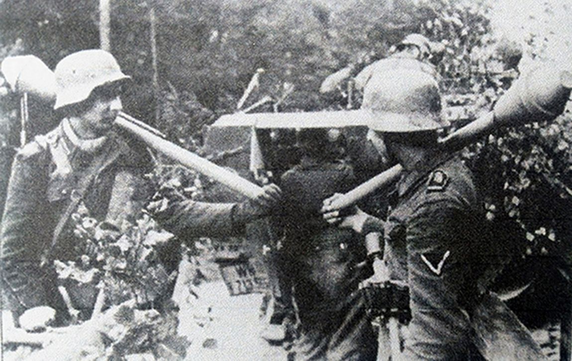 1944年,东线苏联战场,「大德意志」装甲师的两名士兵手持铁拳60反坦克榴弹发射器准备行动。在东线战场上,相对德军的其它反坦克武器,铁拳虽然并不显得威力强大,但由于可由单兵携带作战,因此对苏军坦克来说,威胁还是很大的。