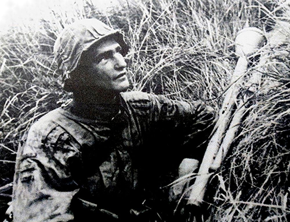 1944年夏天,一名隐藏在草丛中的德国武装党卫军士兵正手持铁拳60反坦克榴弹发射器等待苏军坦克的进攻。