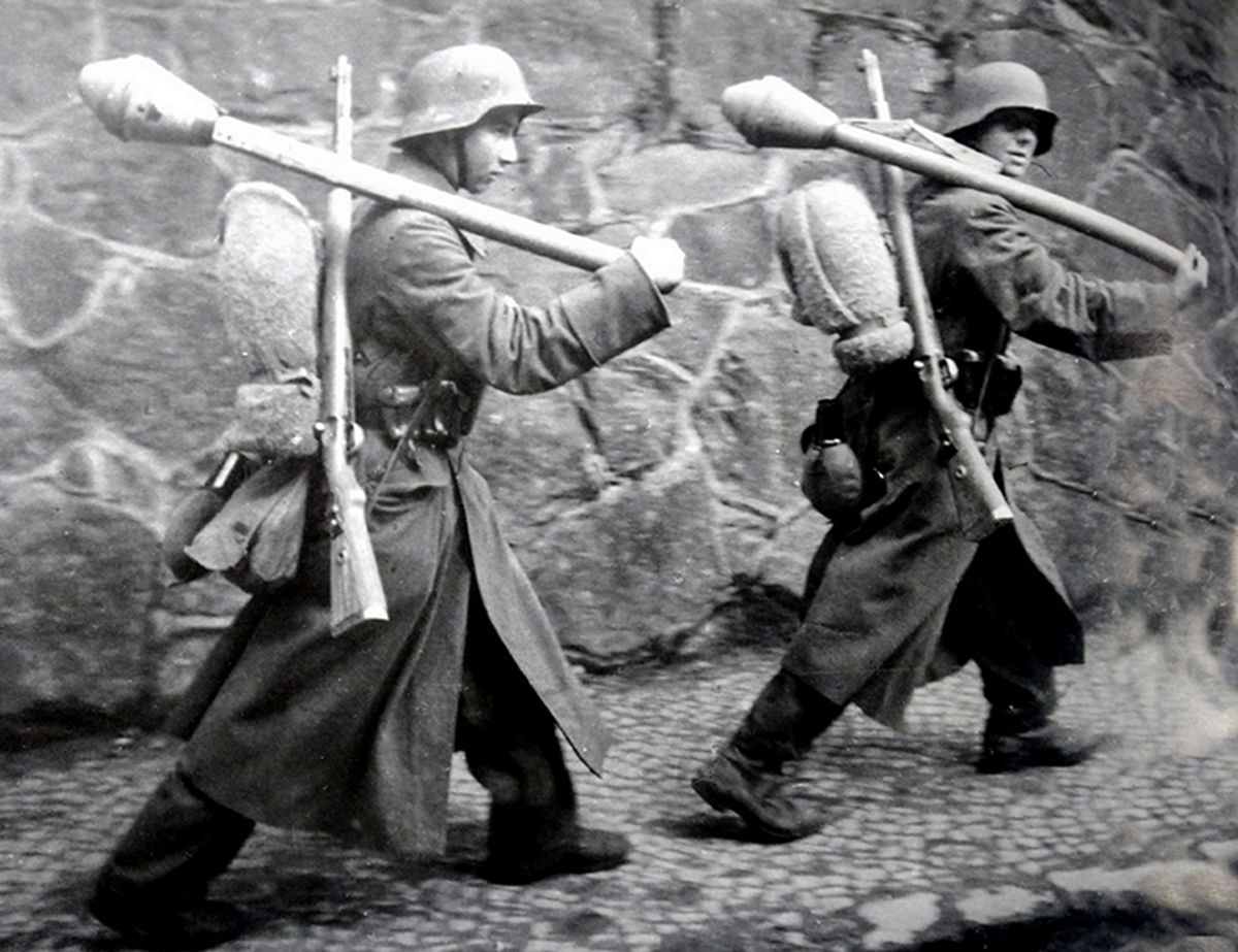 1945年,两名肩扛铁拳60反坦克榴弹发射器行进的年轻德军士兵。在德国本土防御战中,大批非常年轻的德国青年编入了作战部队并最终战死。