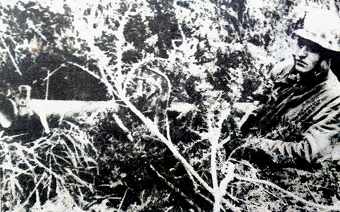 1944年西线战场,一名德军士兵用88毫米RPzB 54型「坦克杀手」反坦克火箭筒在树篱中等候盟军坦克。德军反坦克连队通常会将反坦克火箭筒射手分散隐蔽,以突然袭击的手段攻击敌军坦克。