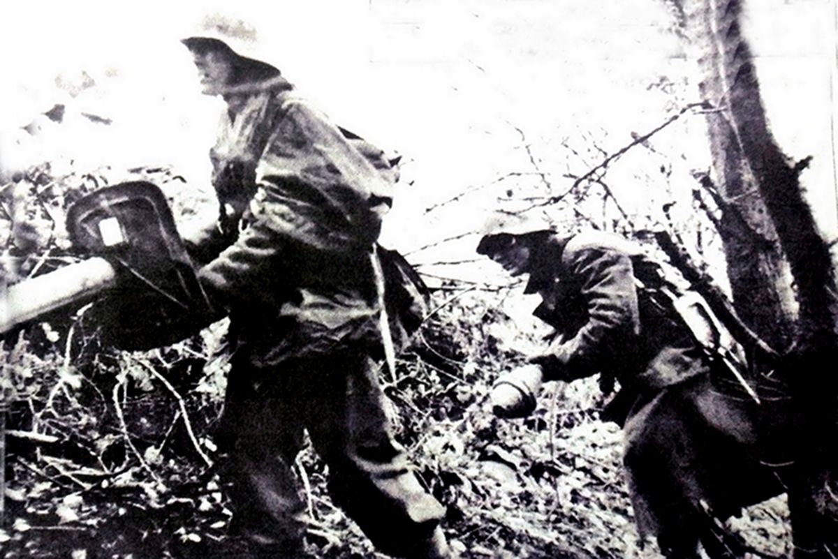 1943年,东线苏联战场,两名德军士兵分别拿着「坦克杀手」反坦克火箭筒和「铁拳」反坦克榴弹发射器穿行在树丛中,准备猎杀苏军坦克。